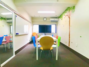 【西新橋のみんなの会議室】 レトロで機能的な多目的スペースの室内の写真