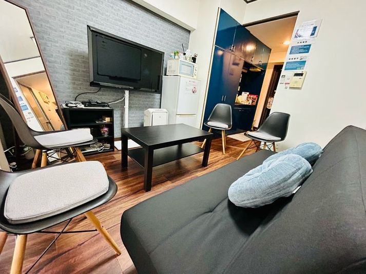 アクセントウォール🛋ホワイトボード、空気清浄機、ミシン🧵２５ - JK Room ビブレ西小倉B館