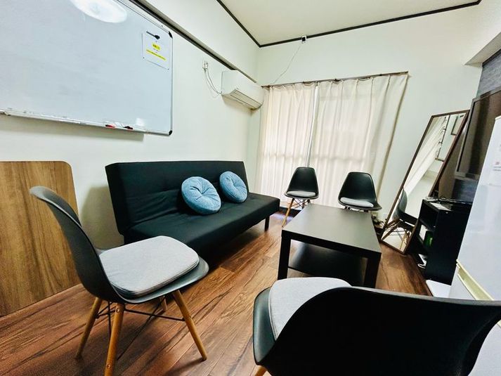 アクセントウォール🛋ホワイトボード、空気清浄機、ミシン🧵２５ - JK Room ビブレ西小倉B館