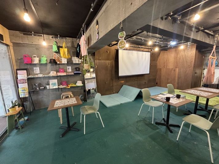 レッスン・セミナー・ライブ開催、子連れパーティ等、様々な用途でご利用いただけます - シェアスペース「THREE  CAPITALS」 THREE CAPITALS ~Sharing Space~の室内の写真