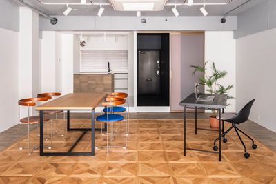 4人掛けのテーブル、デスク、キッチンには物撮り用の台 - スぺパ！井荻 スぺパ！Studio105の室内の写真