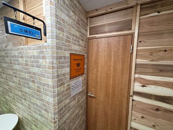 入室後、一番手前（右手）のお部屋です。 - 【徒歩1分 駅前ビル】レンタルスペース オレンジワーク緑地公園店 【特価￥495円～】オレンジワーク緑地公園店「会議室A」の入口の写真