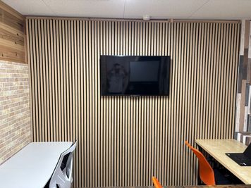 大画面 壁掛ディスプレイ - 【徒歩1分 駅前ビル】レンタルスペース オレンジワーク緑地公園店 【特価￥495円～】オレンジワーク緑地公園店「会議室A」の設備の写真