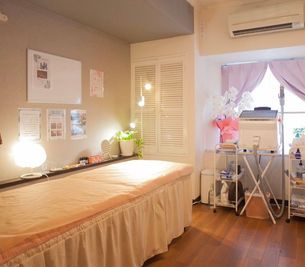 【金山駅から徒歩2分】ピンクを基調とした可愛いサロン✨施術タオル・ペーパーシート無料✨その他備品充実🕊️可燃ゴミ捨て無料✨ - レンタルサロンRapport金山店