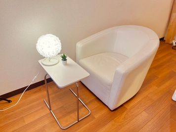 お客様をお招きできるよう、清潔感のあるソファーをご用意いたしました。 - レンタルサロンRapport金山店 レンタルサロンの室内の写真