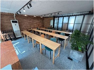 コワーキング新潟弁天 セミナールーム（5名～最大15名♪レイアウト変更可♪）の室内の写真