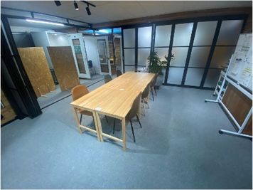 デスク囲み式で６～10名席 - コワーキング新潟弁天 セミナールーム（5名～最大15名♪レイアウト変更可♪）の室内の写真