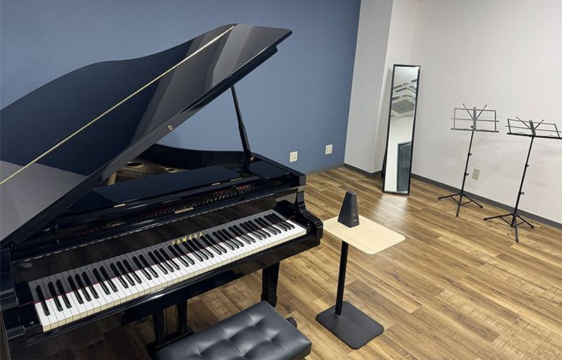 東別院防音室グランドピアノ音楽楽器練習室の室内の写真