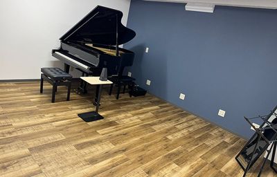 東別院防音室グランドピアノ音楽楽器練習室の室内の写真