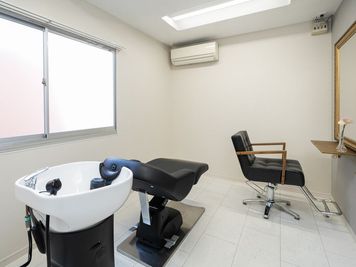 リュイールレンタルベース 個室☆駐車場有！シャンプー台＆カット面のあるレンタルサロンの室内の写真