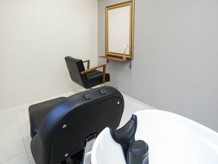 シャンプー台、カット面 - リュイールレンタルベース 個室☆駐車場有！シャンプー台＆カット面のあるレンタルサロンの室内の写真