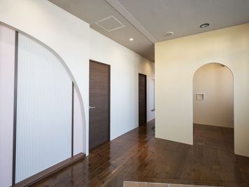 アーチの手前左の茶色の扉がレンタルスペースになります。 - リュイールレンタルベース かわいい完全個室のお部屋／昇降可能なフラットベッド/駐車場ありの室内の写真