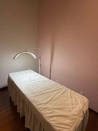 まつげ、お顔をしっかり照らしたい用にハーフムーンライトが無料レンタルできます - リュイールレンタルベース かわいい完全個室のお部屋／昇降可能なフラットベッド/駐車場ありの設備の写真