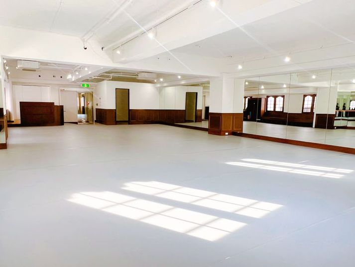 馬車道｜150㎡大型スタジオ｜プロ仕様TFリューム床｜一面鏡 - The DANCE HUB Yokohama