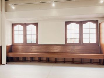 In Studio Sitting Area(スタジオ内ベンチ) - The DANCE HUB Yokohama レンタルスタジオ/スペース(Studio A)の室内の写真