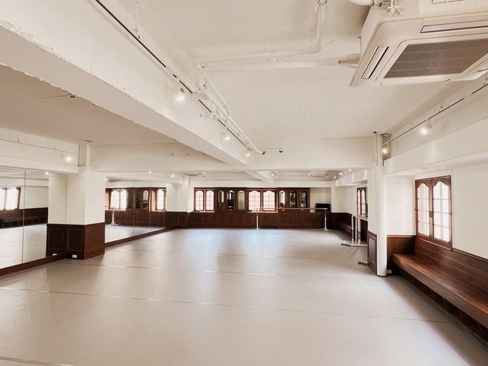 Studio A：149.25㎡ 
Ceiling Hight(天高)3m　
Actual Dance Floor Space(踊るスペース) 14m x 8m - The DANCE HUB Yokohama レンタルスタジオ/スペース(Studio A)の室内の写真
