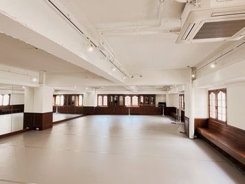 みなとみらい随一の広さとサブスタジオを備えた新スタジオ。駅近で光あふれる海外風の優雅な空間で特別な時間を。English OK - The DANCE HUB Yokohama