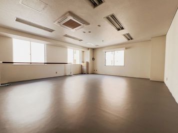Studio B：42.29㎡
Ceiling Hight(天高)2.5m　
Danceable Space(踊るスペース) 6.4m x 6.1m - The DANCE HUB Yokohama レンタルスタジオ/スペース(Studio A)の室内の写真