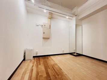 Changing Room(更衣室) & Air Purifier(空気清浄機) - The DANCE HUB Yokohama レンタルスタジオ/スペース(Studio A)の設備の写真