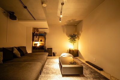 映画館以上のくつろぎを、あなたに。 - レンタルスペース　シークレットシネマ 大人の秘密基地🎬120㌅大画面シアター｜高音高画質の室内の写真