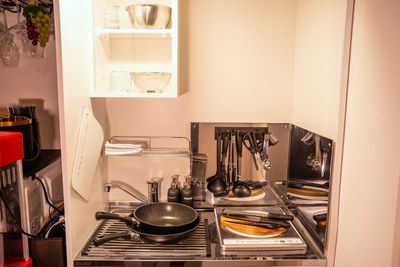 フライパン×２/包丁/まな板/キッチンバサミ/計量スプーン/計量カップ/ピーラー/おたま/トング/フライ返し/ざる/ボール - レンタルスペース　シークレットシネマ 大人の秘密基地🎬120㌅大画面シアター｜高音高画質の室内の写真