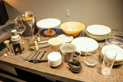 お皿×４/小お皿×４/深皿×４/小深皿×４/ガラス皿×１/木のボウル/小鉢皿×４/ストレートプレート×１/ケーキトレイ×１　手ぶらでテーブルコーデを楽しめます - レンタルスペース　シークレットシネマ 大人の秘密基地🎬120㌅大画面シアター｜高音高画質の設備の写真