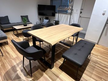 6人掛けでも使用可能 - 〈タクミ駒込〉space.GOの室内の写真