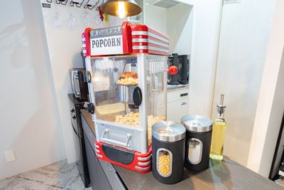 映画のお供、ポップコーンを出来立てでお楽しみいただけます。(ポップコーン機SIS PM-3600)　
映画館気分が一気に高まります。 - レンタルスペース　シークレットシネマ 大人の秘密基地🎬120㌅大画面シアター｜高音高画質の設備の写真