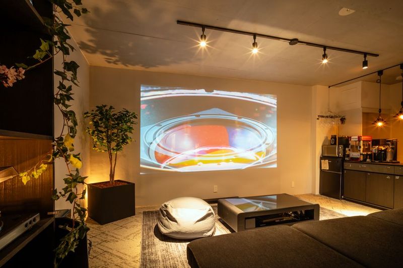 新年会🎍大人の秘密基地🎬120㌅大画面シアター｜高音高画質 - レンタルスペース　シークレットシネマ