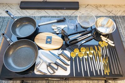 フライパン×２/包丁/まな板/キッチンバサミ/計量スプーン/計量カップ/ピーラー/おたま/トング/フライ返し/ざる/ボール/ソムリエナイフ/栓抜き - レンタルスペース　シークレットシネマ 大人の秘密基地🎬120㌅大画面シアター｜高音高画質の設備の写真