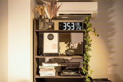 DVD・Blu-rayプレイヤー・レコードプレイヤーも楽しめる、大人の憩いスペース（ディスク、レコードは持ち込み） - レンタルスペース　シークレットシネマ 大人の秘密基地🎬120㌅大画面シアター｜高音高画質の設備の写真