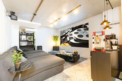 25㎡のワンルーム型シアタースペース。撮影・パーティーにも最適です。 - レンタルスペース　シークレットシネマ 大人の秘密基地🎬120㌅大画面シアター｜高音高画質の室内の写真