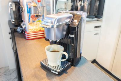 KEURIGキューリグコーヒーメーカー BS300(ネオブラック)　ワンタッチで淹れたてコーヒー。おひとり様一杯まで無料でお飲みいただけます。 - レンタルスペース　シークレットシネマ 大人の秘密基地🎬120㌅大画面シアター｜高音高画質の設備の写真