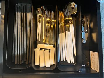 はし×10人分/スプーン×４/フォーク×４/ナイフ×４/小スプーン×４/小フォーク×４/箸置き×１０/コースター×１０ - レンタルスペース　シークレットシネマ 大人の秘密基地🎬120㌅大画面シアター｜高音高画質の設備の写真