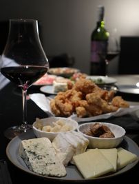 持ち込みOK。映画と一緒に食事も楽しめる空間です。 - レンタルスペース　シークレットシネマ 大人の秘密基地🎬120㌅大画面シアター｜高音高画質のその他の写真