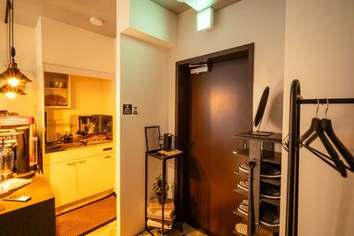 すぐにくつろげる、温かみのあるウェルカムスペース - レンタルスペース　シークレットシネマ 大人の秘密基地🎬120㌅大画面シアター｜高音高画質の室内の写真