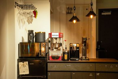 冷蔵庫（冷蔵62L、冷凍28L）/電子レンジ/ポップコーンメーカー(タネ、塩)/コーヒーメーカー(キューリグ)/アイスペール/マドラー/カクテルシェーカーなど - レンタルスペース　シークレットシネマ 大人の秘密基地🎬120㌅大画面シアター｜高音高画質の設備の写真