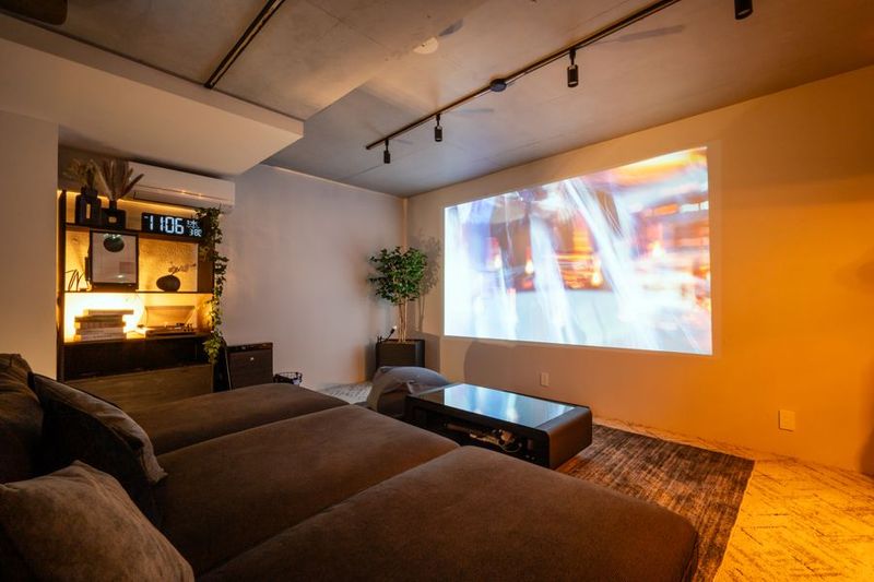 新年会🎍大人の秘密基地🎬120㌅大画面シアター｜高音高画質 - レンタルスペース　シークレットシネマ