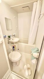 3点ユニットの浴室です。シャワーご利用は有料オプションです。 - グッドワン新大阪Amouris 24H利用可☆室内防犯カメラ無し❣グッドワン新大阪Amourisの室内の写真