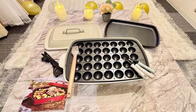 たこ焼き器、ホットプレート（BLUNO）🐙　有料オプション　一度にたっぷり35個焼けるたこ焼きプレート✨
シリコン製油引き、たこ焼きピックもご用意しています。 - グッドワン新大阪Amouris 24H利用可☆室内防犯カメラ無し❣グッドワン新大阪Amourisの設備の写真