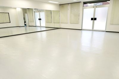 【姫路駅7分】白壁×大型鏡9枚の本格ダンススタジオ|大型鏡9枚🪞最大25名🙆♀️50㌅モニター📺24時間🕐 - 楽々レンタルスタジオ 姫路店