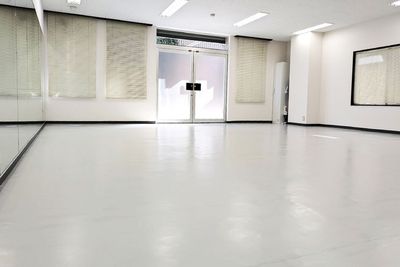 最大25名までOK - 楽々レンタルスタジオ 姫路店 楽々レンタルスタジオ姫路店1階｜ダンスができるレンタルスタジオの室内の写真