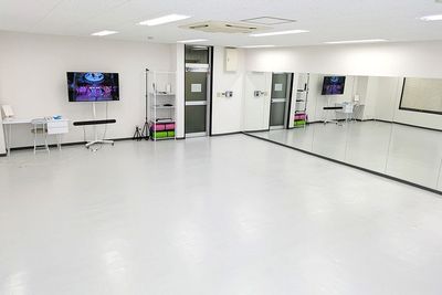 幅8.1mの大型鏡を設置 - 楽々レンタルスタジオ 姫路店 楽々レンタルスタジオ姫路店1階｜ダンスができるレンタルスタジオの室内の写真