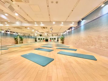 ヨガマット10枚ご用意
※有料オプション - Studio Kondri+ 代官山の室内の写真