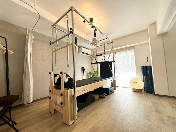 「キャフォーマー」coreREVO製
「リフォーマー」「キャデラック」どちらの動きも可能です。 - レンタルピラティススタジオAivic恵比寿の室内の写真