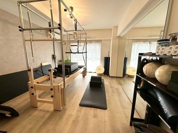 当スタジオ全体。マシンから備品まで充実した環境。 - レンタルピラティススタジオAivic恵比寿の室内の写真