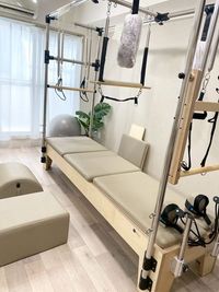 「キャデラック」プレートを合わせるだけで簡単に変えられます。 - レンタルピラティススタジオAivic渋谷1号店の設備の写真