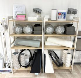 「ピラティスボールポール」「フレックスクッション」「マジックサークル」他備品多数揃えております。 - レンタルピラティススタジオAivic渋谷2号店【Aスペース】の設備の写真