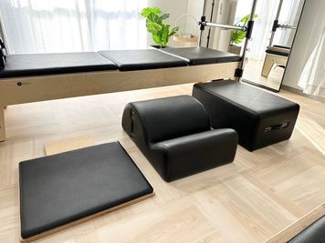 「スパインコレクター」「ジャンピングボード」「リフォーマーボックス」motion care pilates製 - レンタルピラティススタジオAivic渋谷2号店【Aスペース】の設備の写真