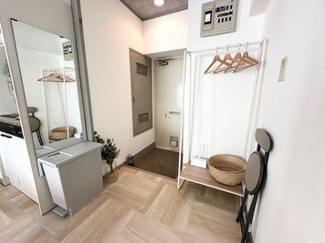 お部屋入ってすぐ手前に「ハンガーラック」荷物かごもご利用ください。 - レンタルピラティススタジオAivic渋谷2号店【Aスペース】の設備の写真